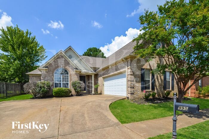 Primary Photo - 995 Nesting Wood Cir W