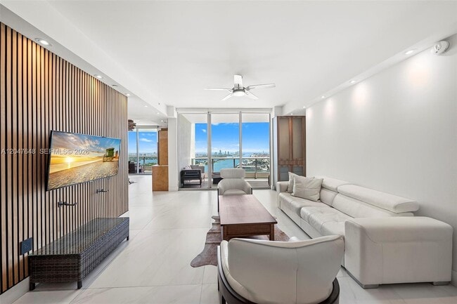 Building Photo - 900 Biscayne Blvd