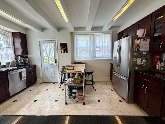 Building Photo - Stunning 4-Bed/2-Bath Home in the heart of Lansdowne! Available First Week of September!