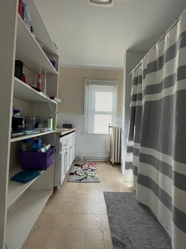 Building Photo - 3 Bedroom Apartment in Great Location.