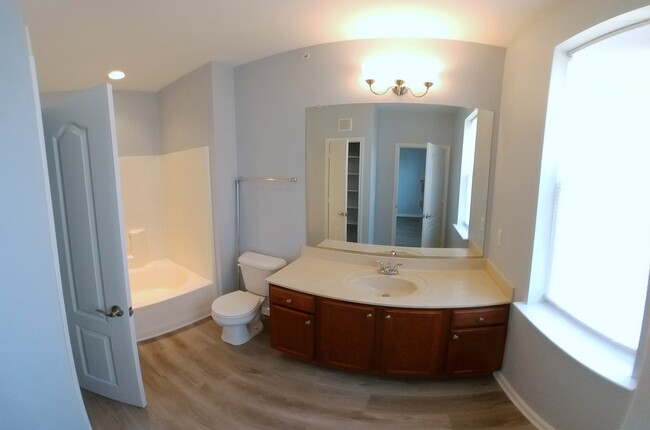 Building Photo - 908 Southmoor Dr