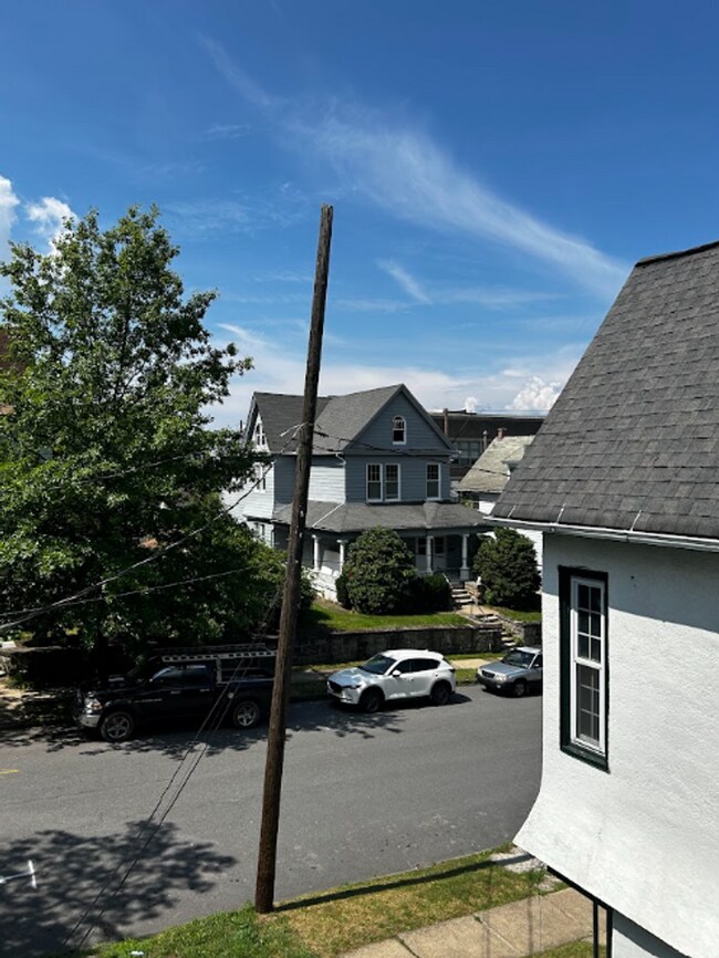 Building Photo - 601 Clay Ave