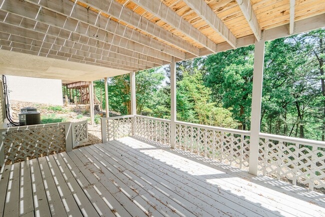 Building Photo - 4 bed, 3 bath, home with privet sunroom off master.