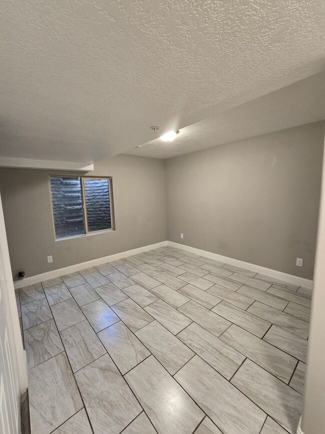 Building Photo - Pet Friendly 3 bedroom townhouse