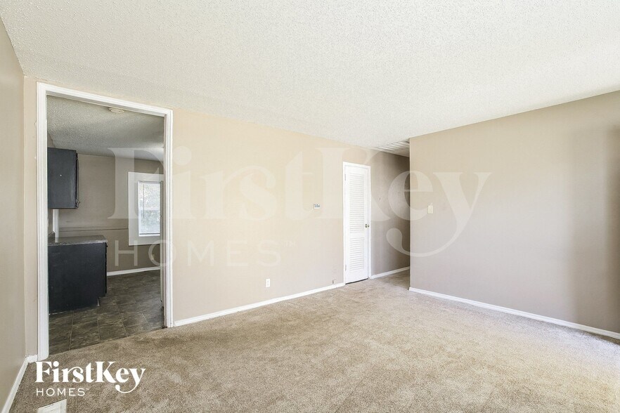 Building Photo - 4834 N Kenyon Dr