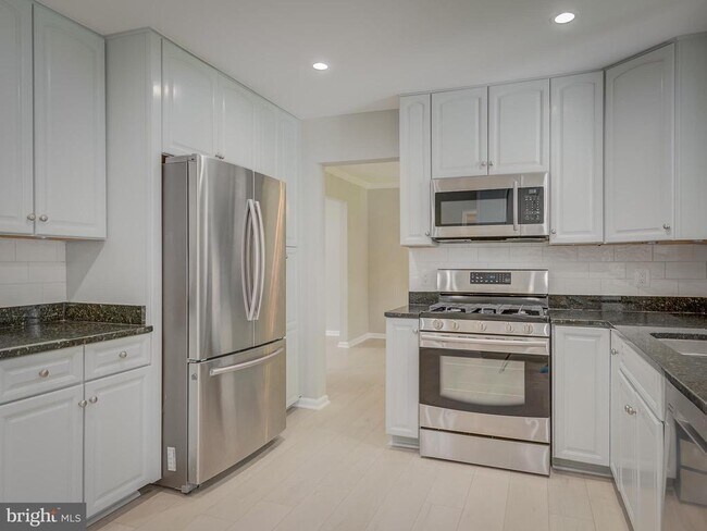Building Photo - 6812 Landor Ln