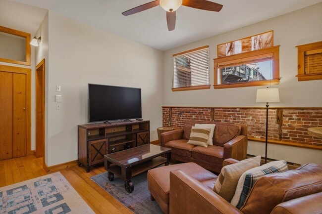 Building Photo - 5 Commercial Alley