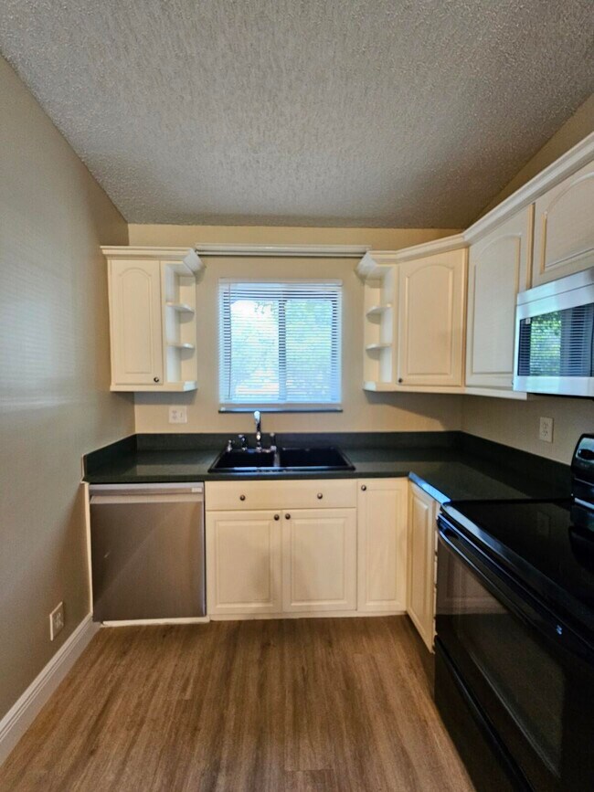 Building Photo - 2950 Olivewood Terrace