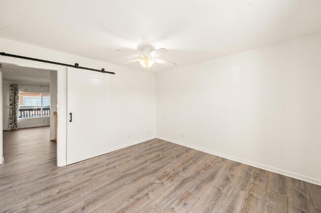 Building Photo - Fabulous University Heights location!