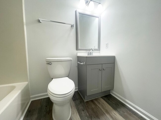 Building Photo - 209 Oakwood Ln