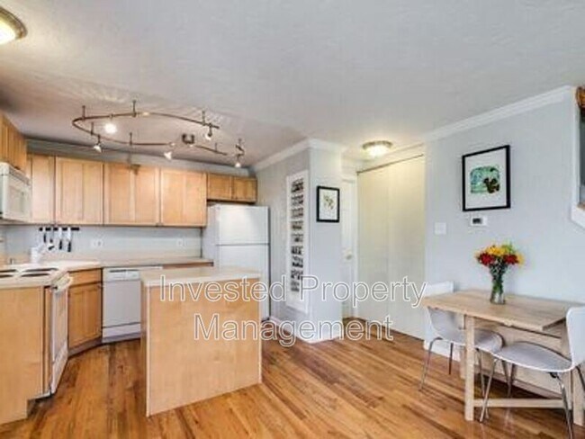 Building Photo - 1243 Vine St