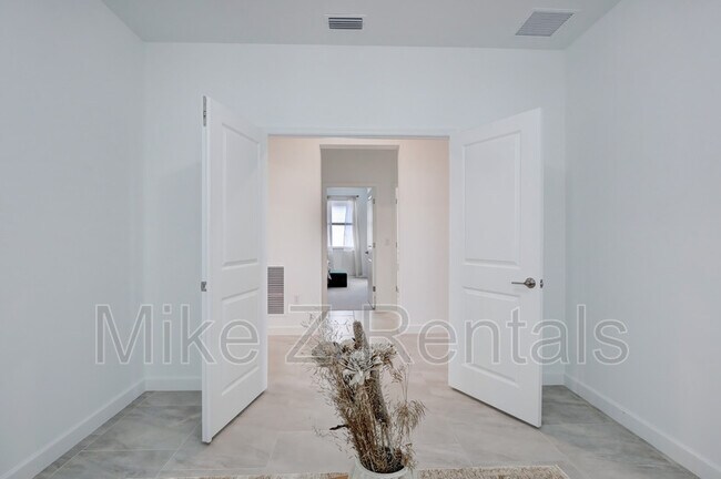Building Photo - 18315 Ridgeline Dr