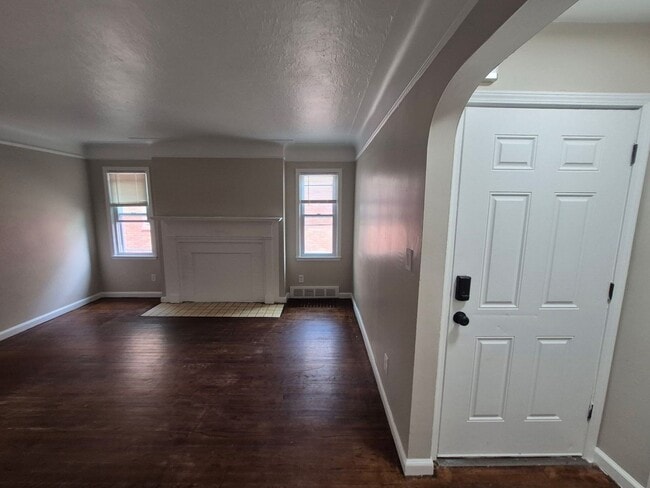 Building Photo - Updated 3-Bedroom Home – We Welcome Sectio...