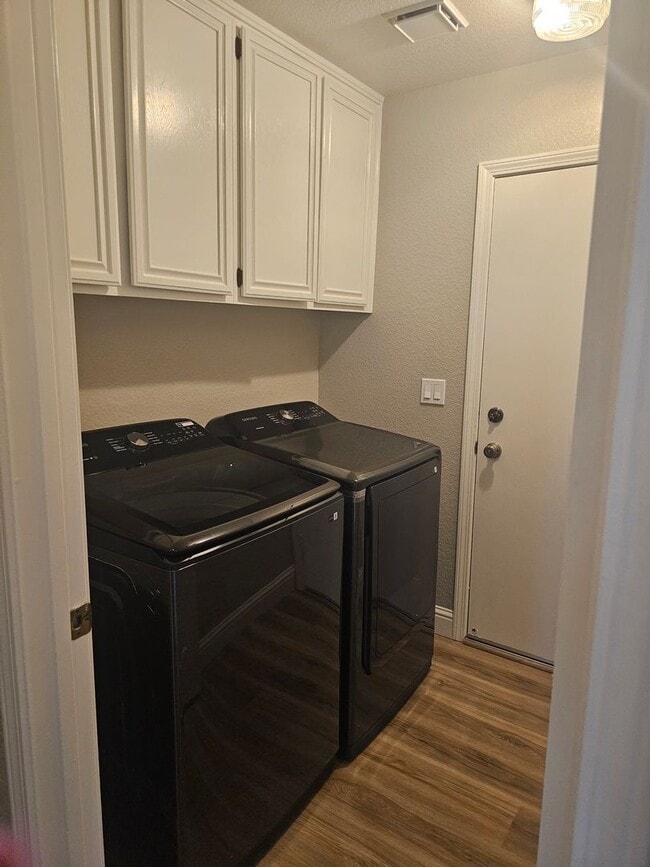 Building Photo - Beautiful Newly Remodeled Home Available Now!