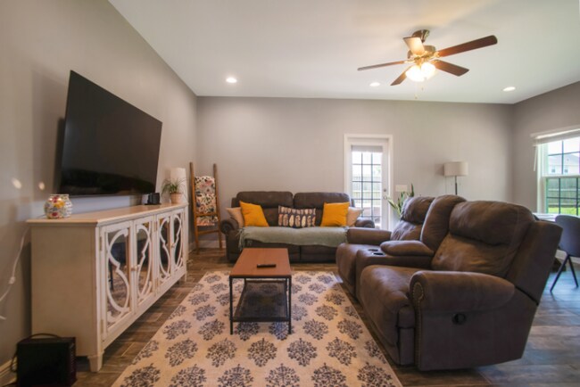 Building Photo - 141 Iron Horse Dr E