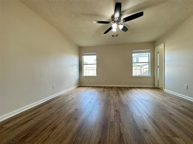 Building Photo - 20515 Hillsdale Park Dr