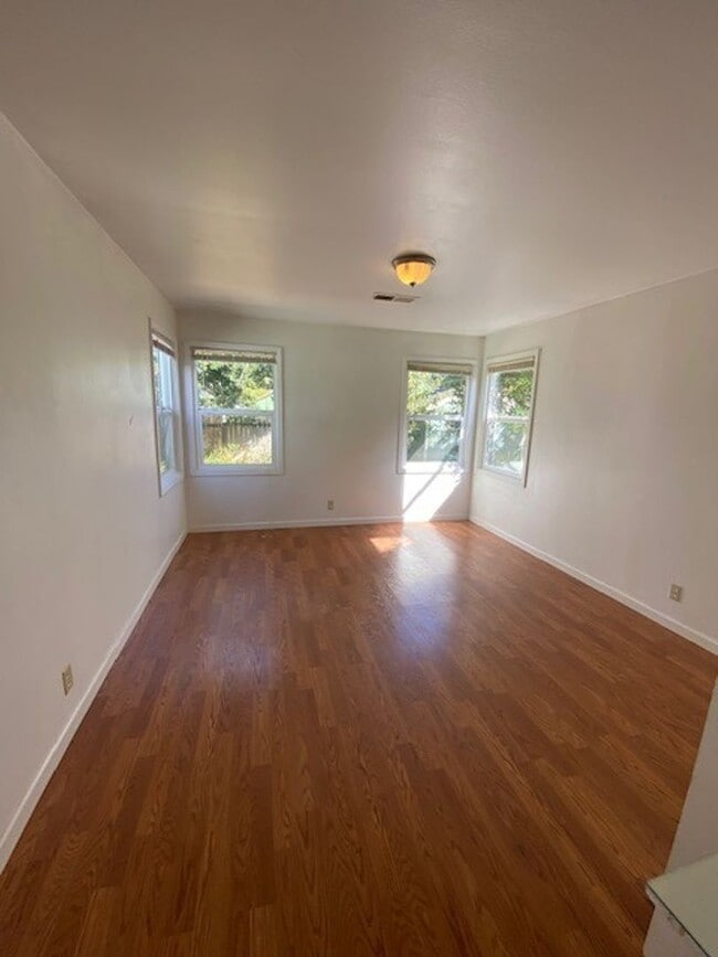 Building Photo - Close to Cal Poly Humboldt, 4/2 house!