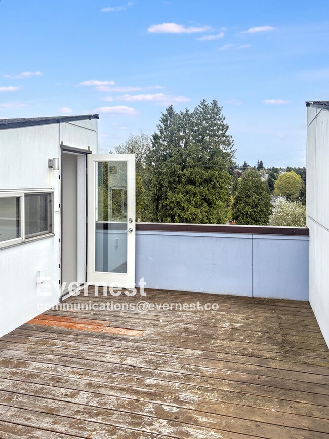 Building Photo - 8529 Interlake Ave N