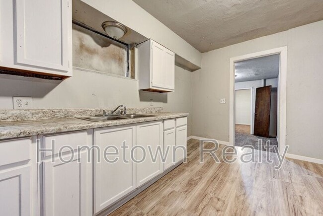 Building Photo - 1135 N Billen Ave