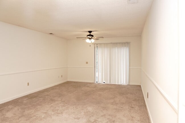 Building Photo - Cozy Two Bedroom Townhouse