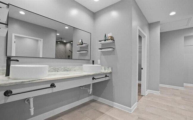 Building Photo - 3520 Mystic Dr