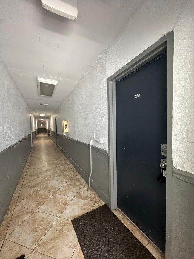 Building Photo - Renovated Art Deco Beauty!