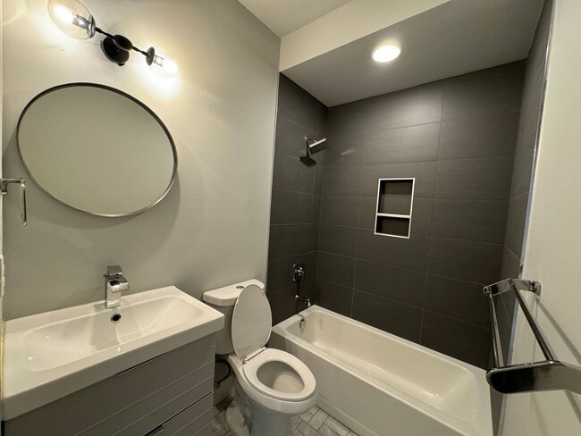 Building Photo - Modern 2 Bed, 2 Bath with Rooftop Patio!