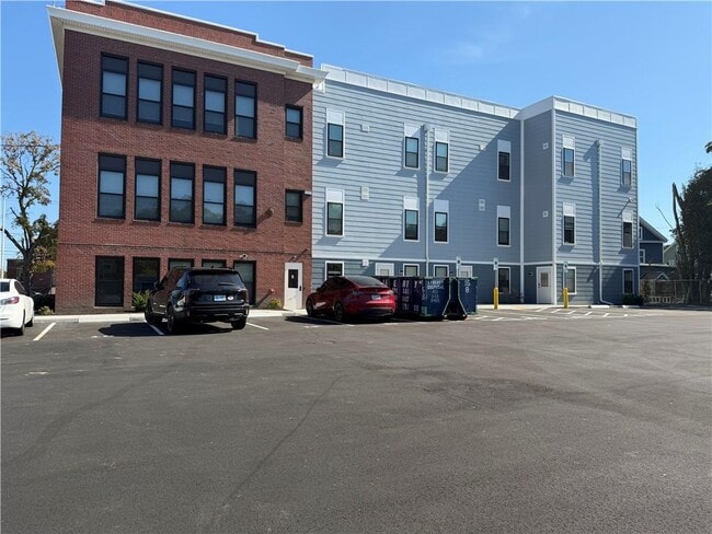 Building Photo - 1624 Lonsdale Ave