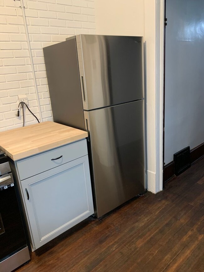 Building Photo - 3 Bedroom Single-Family Home