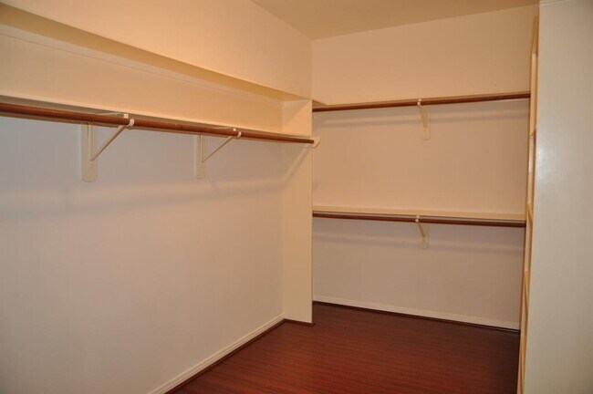 Building Photo - 2222 Drake Falls Dr