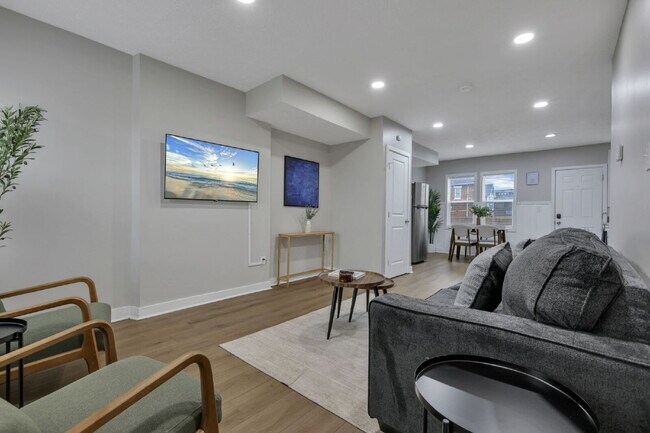 Building Photo - Modern 2BR Townhouse | Walk to Downtown | All Utilities Included