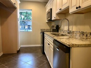 Building Photo - 2 Bedrooms - 1 Bathroom - LARGE Backyard!
