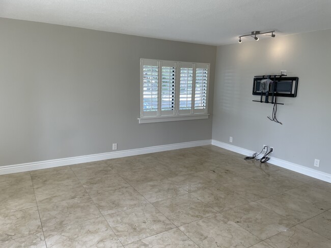 Building Photo - 220 Wimbledon Lakes Dr