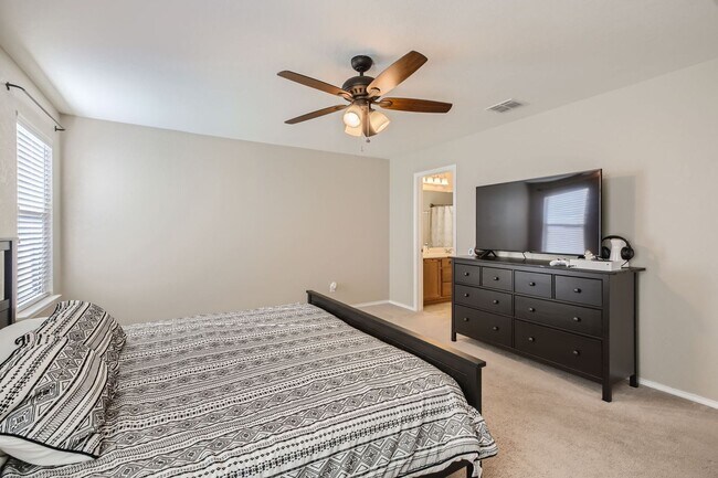 Building Photo - HALF OFF First Month Rent: 3 Bed/2.5 Bathroom~ Multiple Living Spaces~ Located near Lackland AFB!