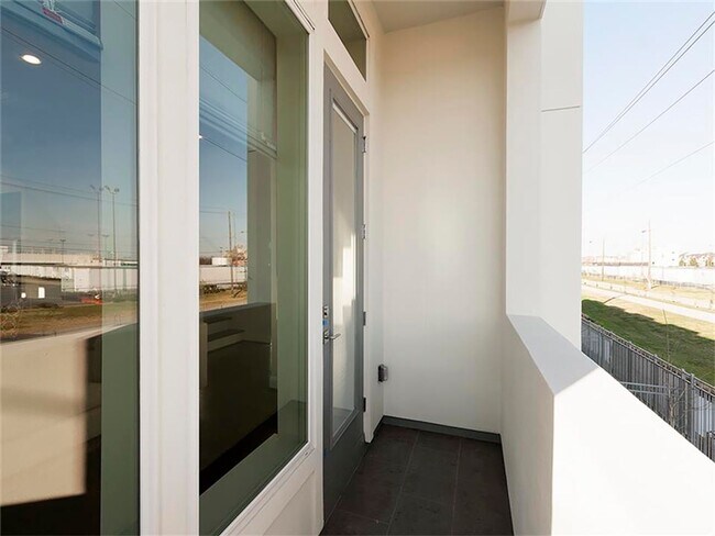 Building Photo - EaDo’s Most Exciting Place to Call Home!