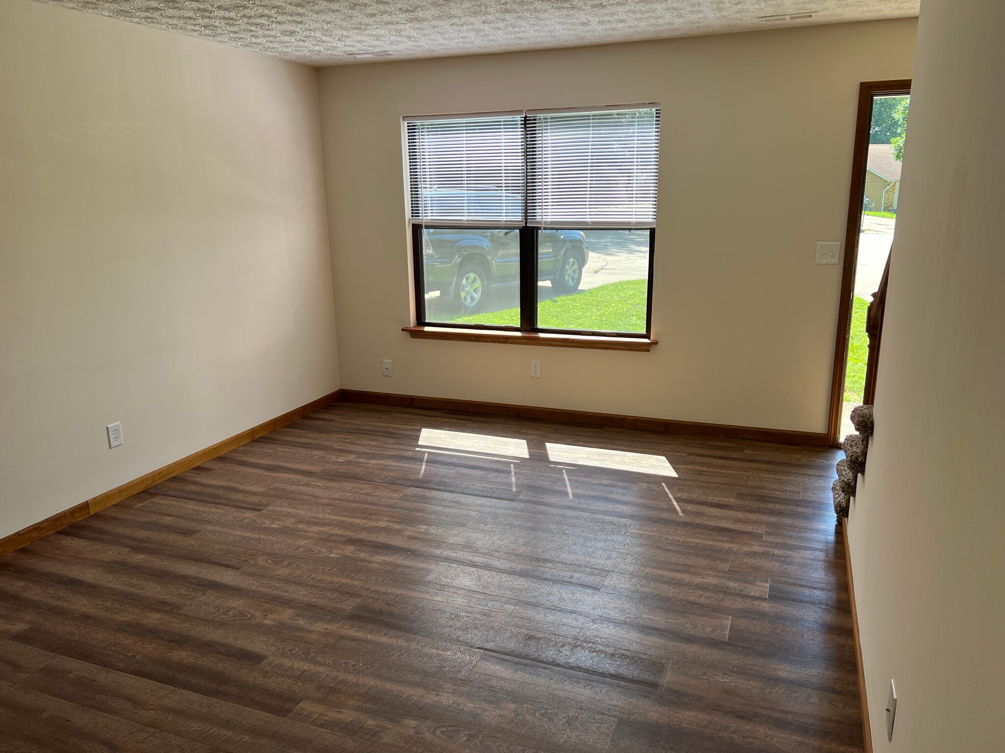 Building Photo - 709 Oak Trl