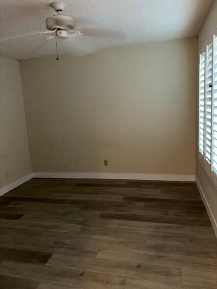 Building Photo - 1902 Grand Bahama Dr E