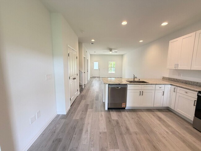 Building Photo - 5341 Vista Lago Dr