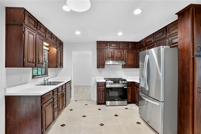 Building Photo - 447 Cove Dr NE