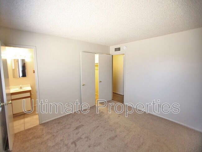 Building Photo - 6043 N 71st Ln