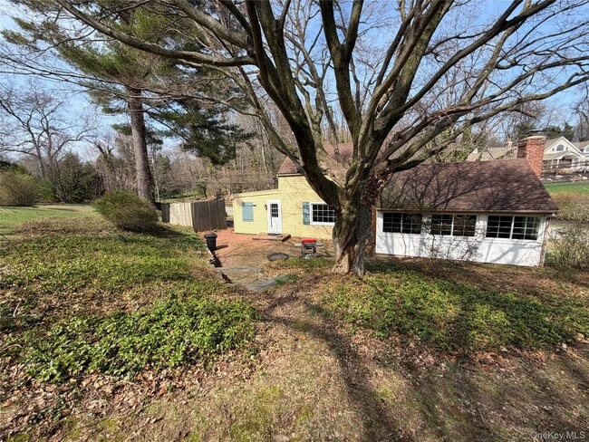 Building Photo - 327 W Neck Rd