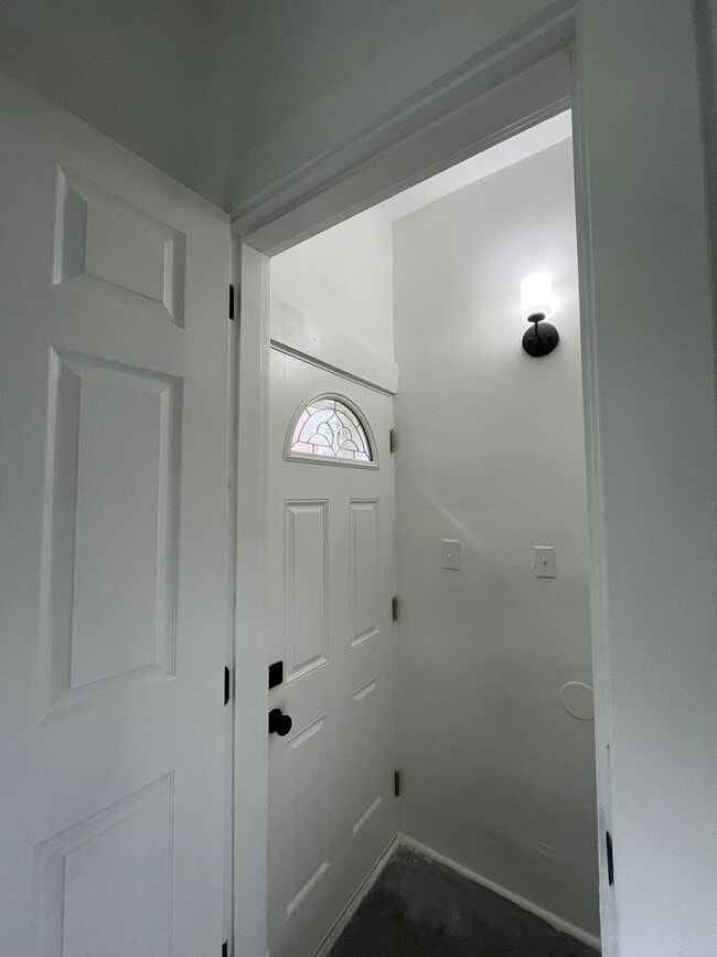 Building Photo - Available April 2026 - 2 Bedroom Home in Dormont w/ Central AC and Off-Street Parking Pad!