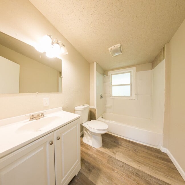 Building Photo - Updated 3 Bedroom 1,800 SQFT Home for Rent