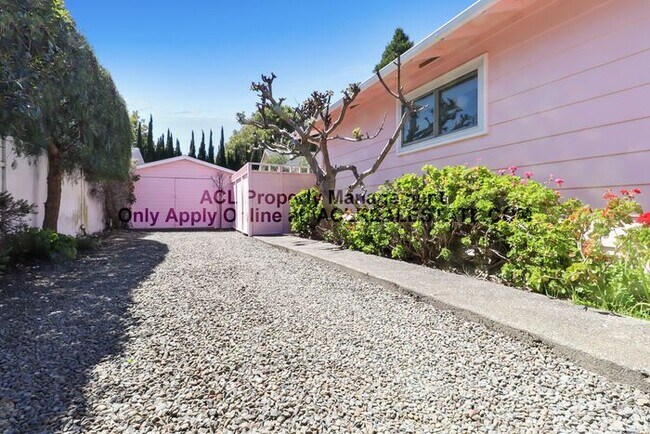 Building Photo - **WE DO NOT ADVERTISE ON CRAIGSLIST OR FACEBOOK MARKETPLACE**