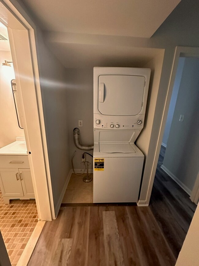 Building Photo - 2204 Castle Rock Square