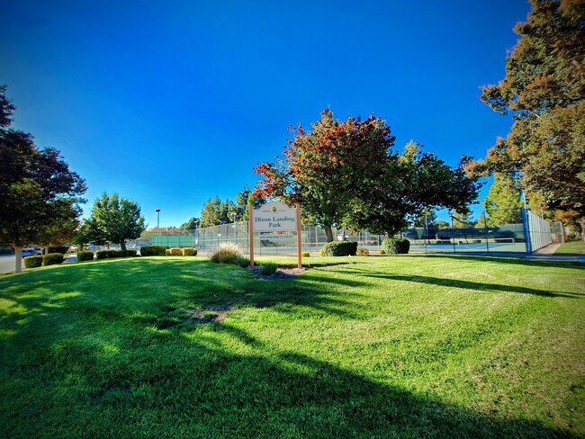 Building Photo - Beautiful 3bd Tri-level Home With Pool, Pl...