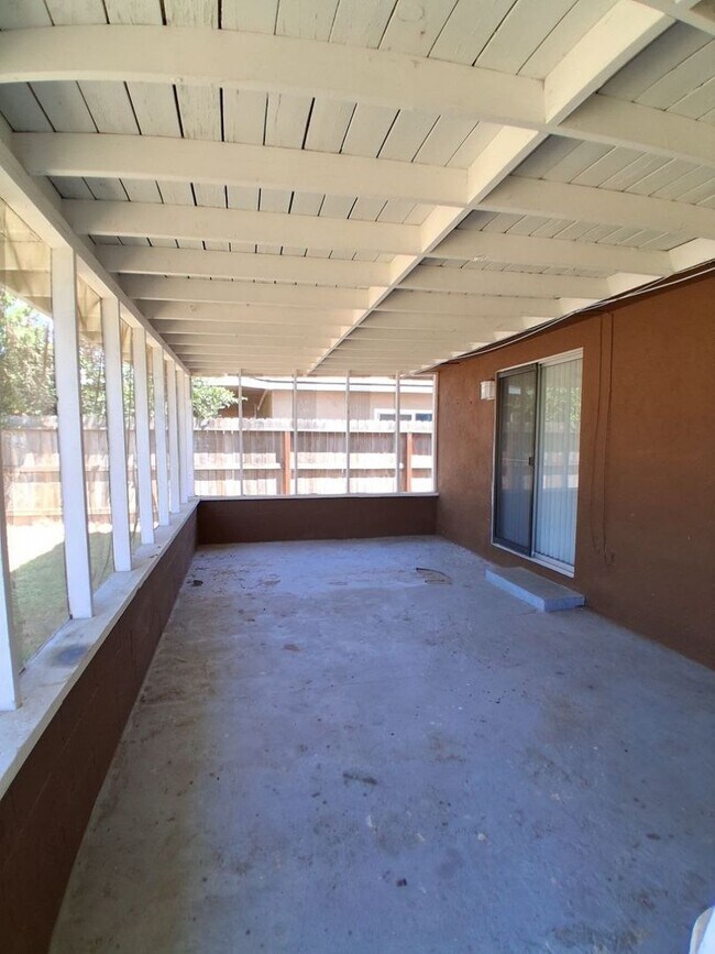 Building Photo - 1419 N Winery Ave