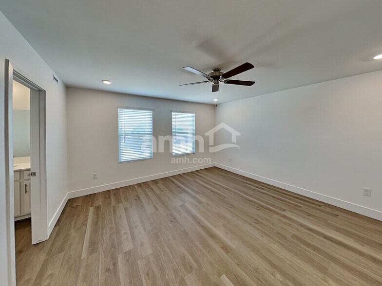 Building Photo - 9620 Harkes Dr