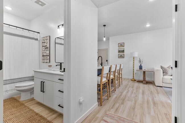 Building Photo - Modern 2 Bed/2 Bath Condo in Rexburg