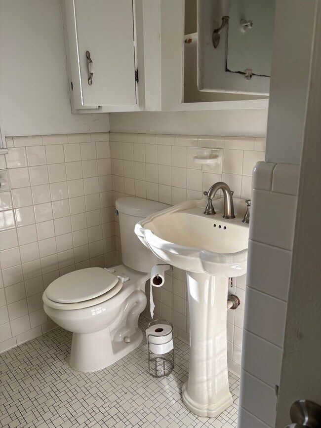 Building Photo - 908 Edwards Ave